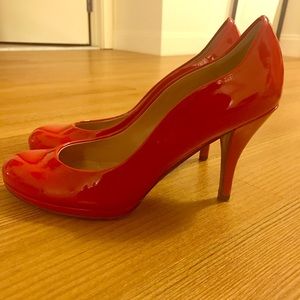 TAHARI red pumps